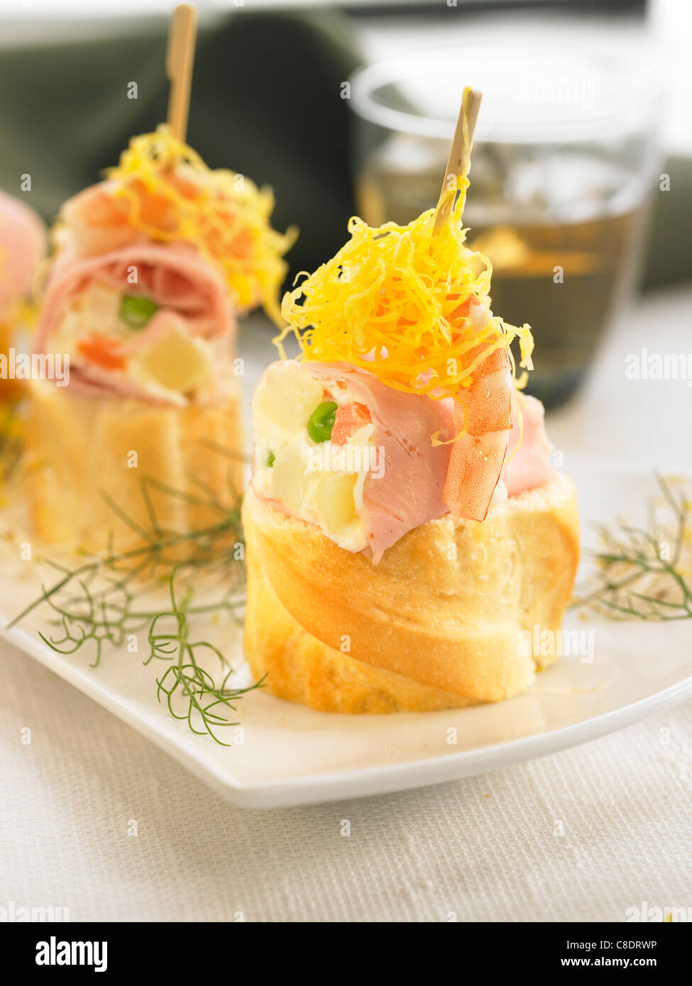 York Schinken, Garnelen und russischer Salat auf eine mundgerechte Stück Brot Stockfoto