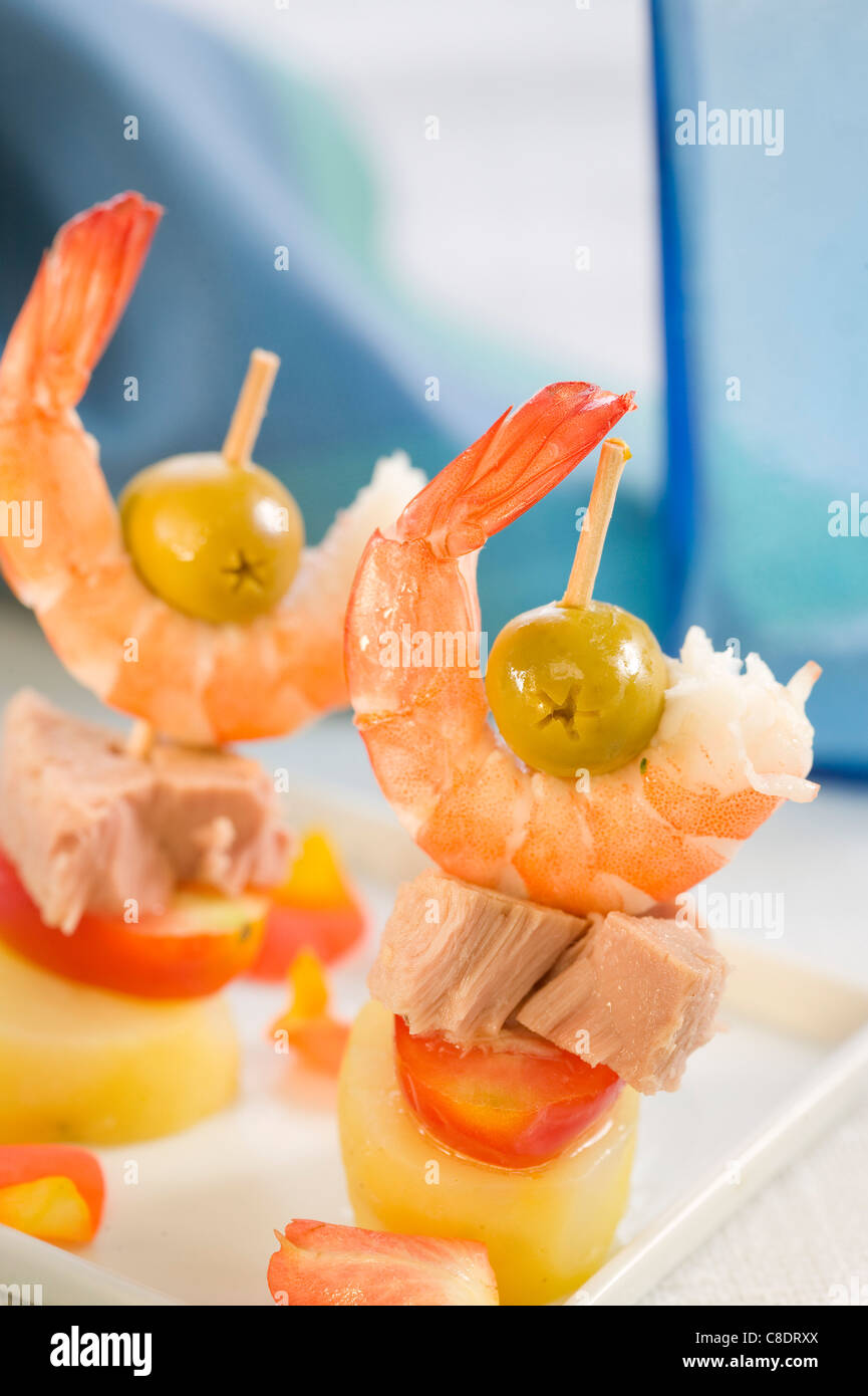 Thunfisch, Tomaten, Kartoffeln und Garnelen Mini-Spieße Stockfoto