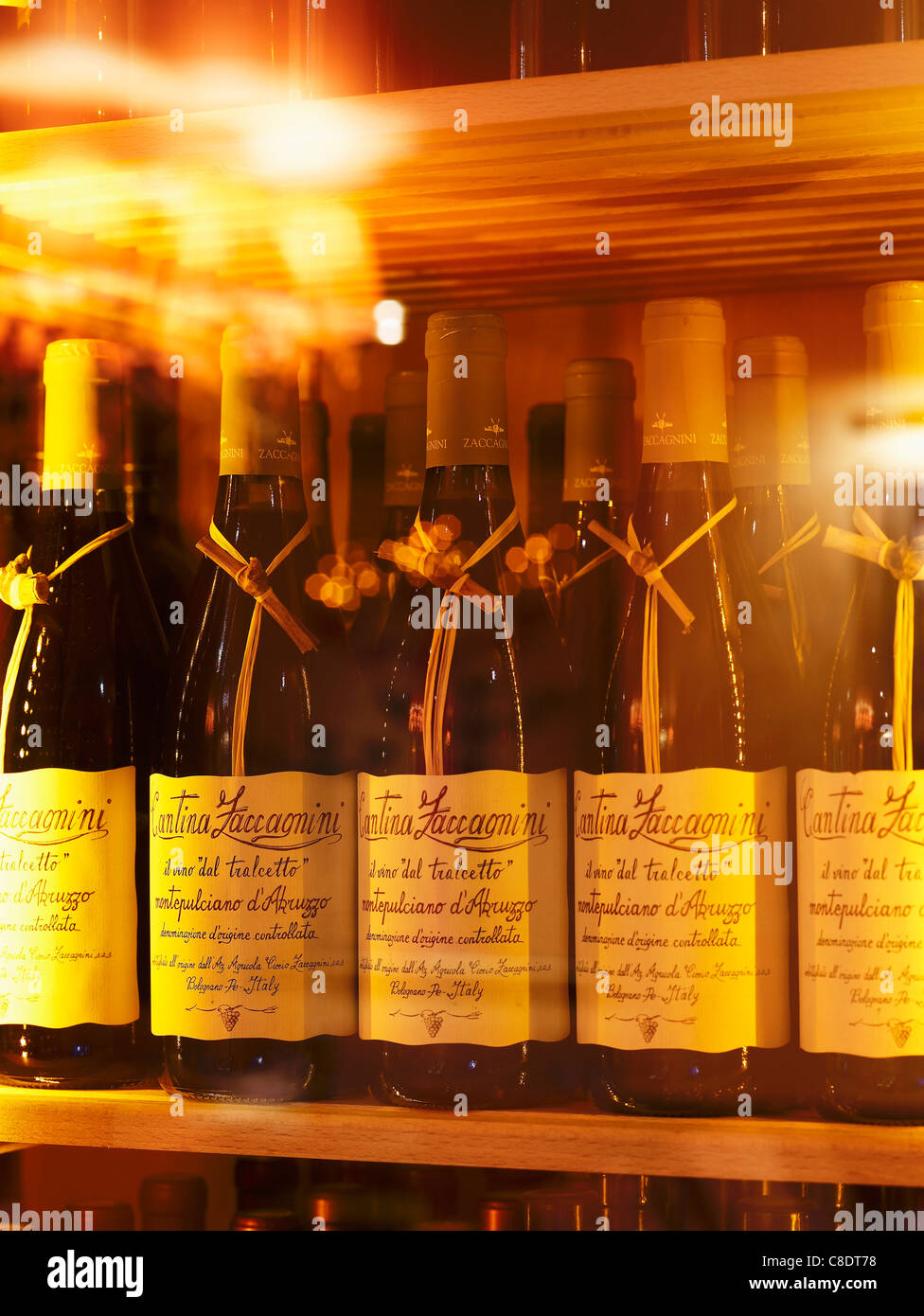 Flaschen Wein im Bellagio Restaurant in Paris Stockfoto