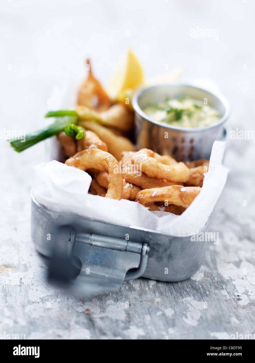 Frittierte Tintenfischringe mit Sauce Béarnaise Stockfoto