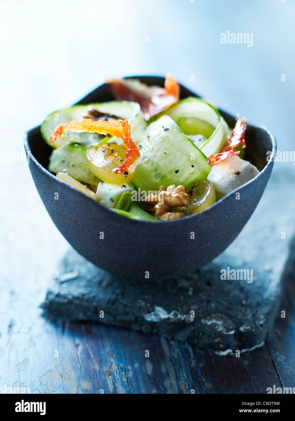 Gurke, Salat mit Serrano Schinken und Walnuss Stockfoto