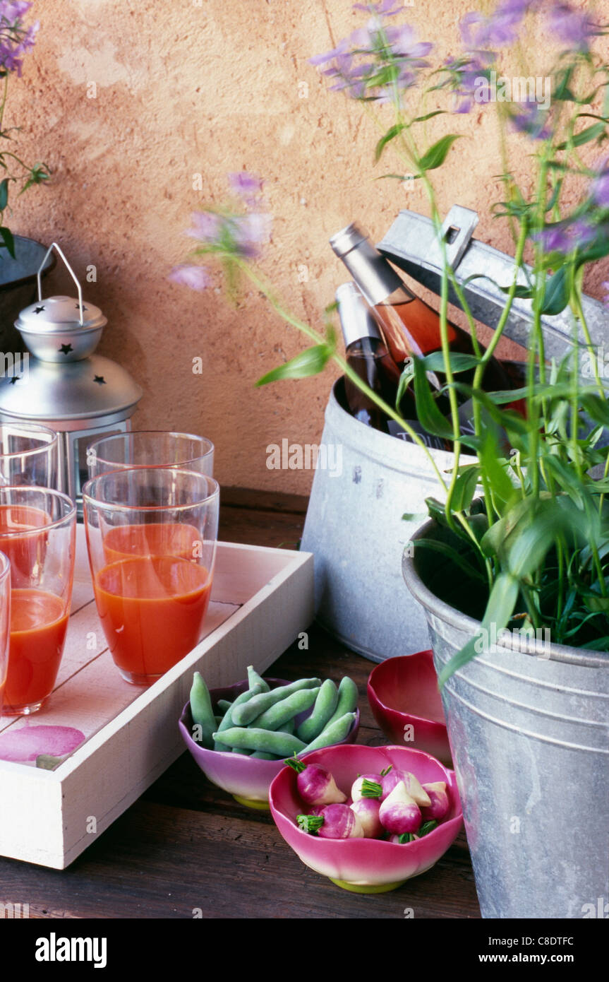 Gläser Karottensaft und jungem Gemüse Stockfoto