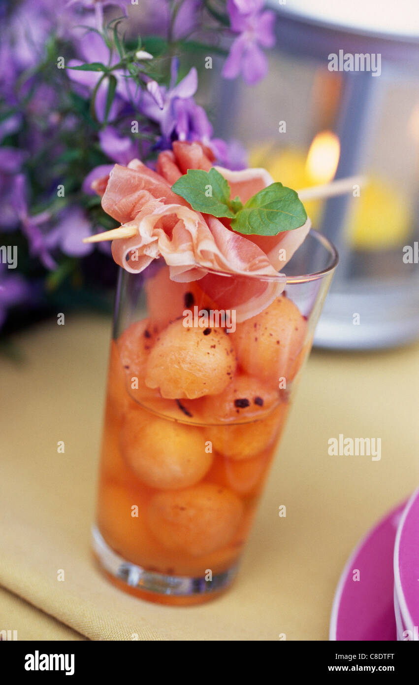 Melonenkugeln mit Minze und Serrano-Schinken Stockfoto