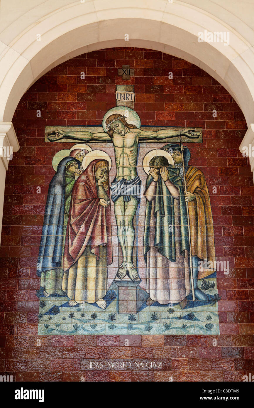 Eine Szene aus der Passion Christi, in Fliesen an der Basilika in Fatima, Portugal vertreten. Stockfoto