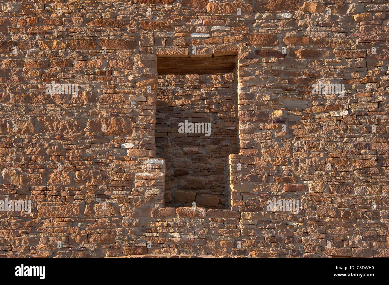 T-förmige Tür, Pueblo del Arroyo, Anasazi indianischen Ruinen, Chaco Culture National Historical Park, New Mexico, USA Stockfoto