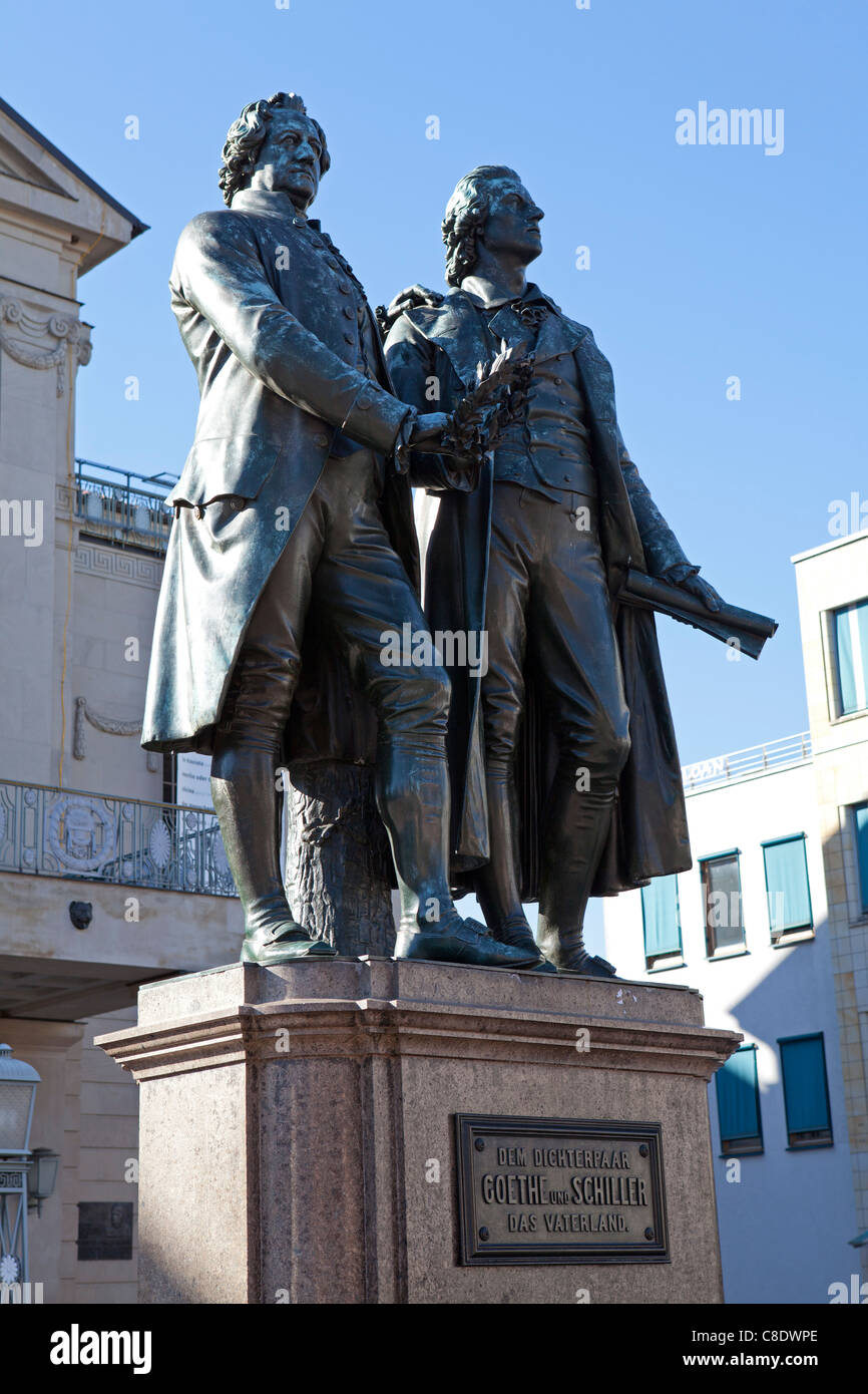 Statuen von Goethe und Schiller vor dem Deutschen Nationaltheater Weimar, Thüringen Stockfoto