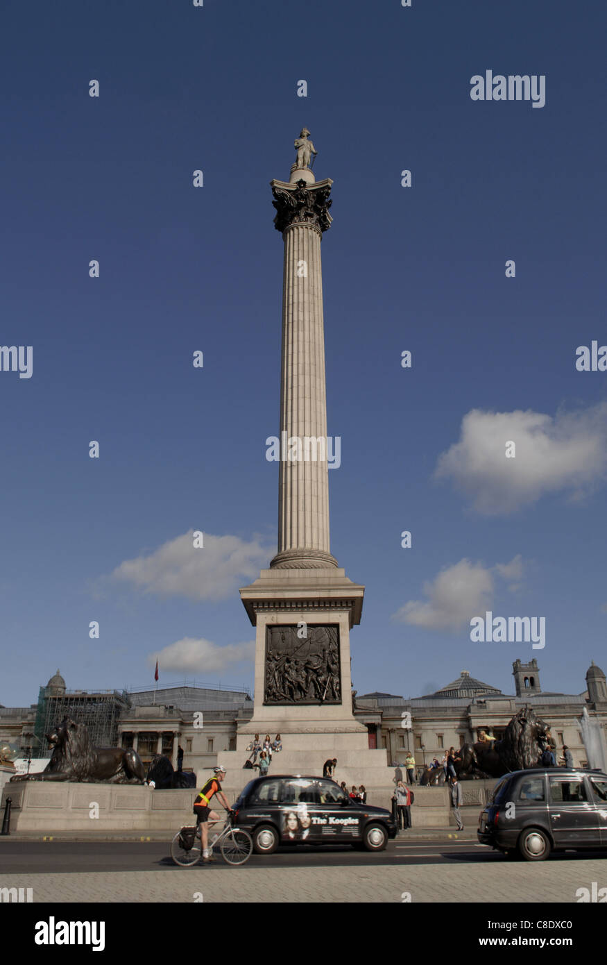 Weitwinkel-Bild der Nelsonsäule, Trafalgar Square mit Bussen und Taxis. Eines der legendären Londoner Sehenswürdigkeiten. Gestochen scharfe Licht Stockfoto