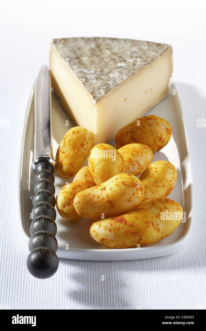 Würzige Touquet Ratte Kartoffeln mit Saint-Nectaire Stockfoto