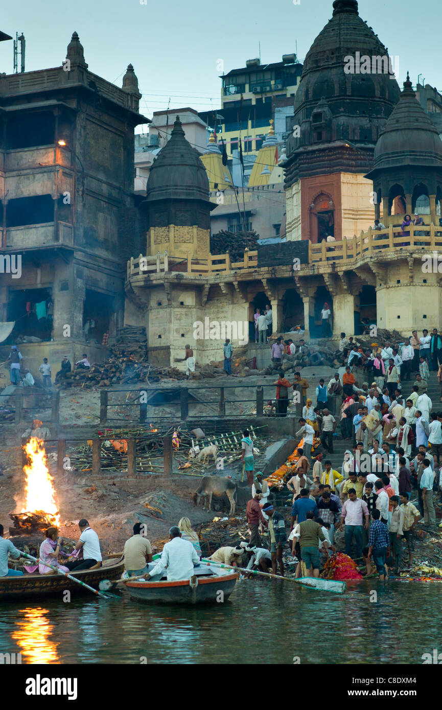 Körper im Fluss Ganges gebadet auf Hindu Einäscherung auf Scheiterhaufen am Manikarnika Ghat in der Heiligen Stadt Varanasi, Benares, Indien Stockfoto