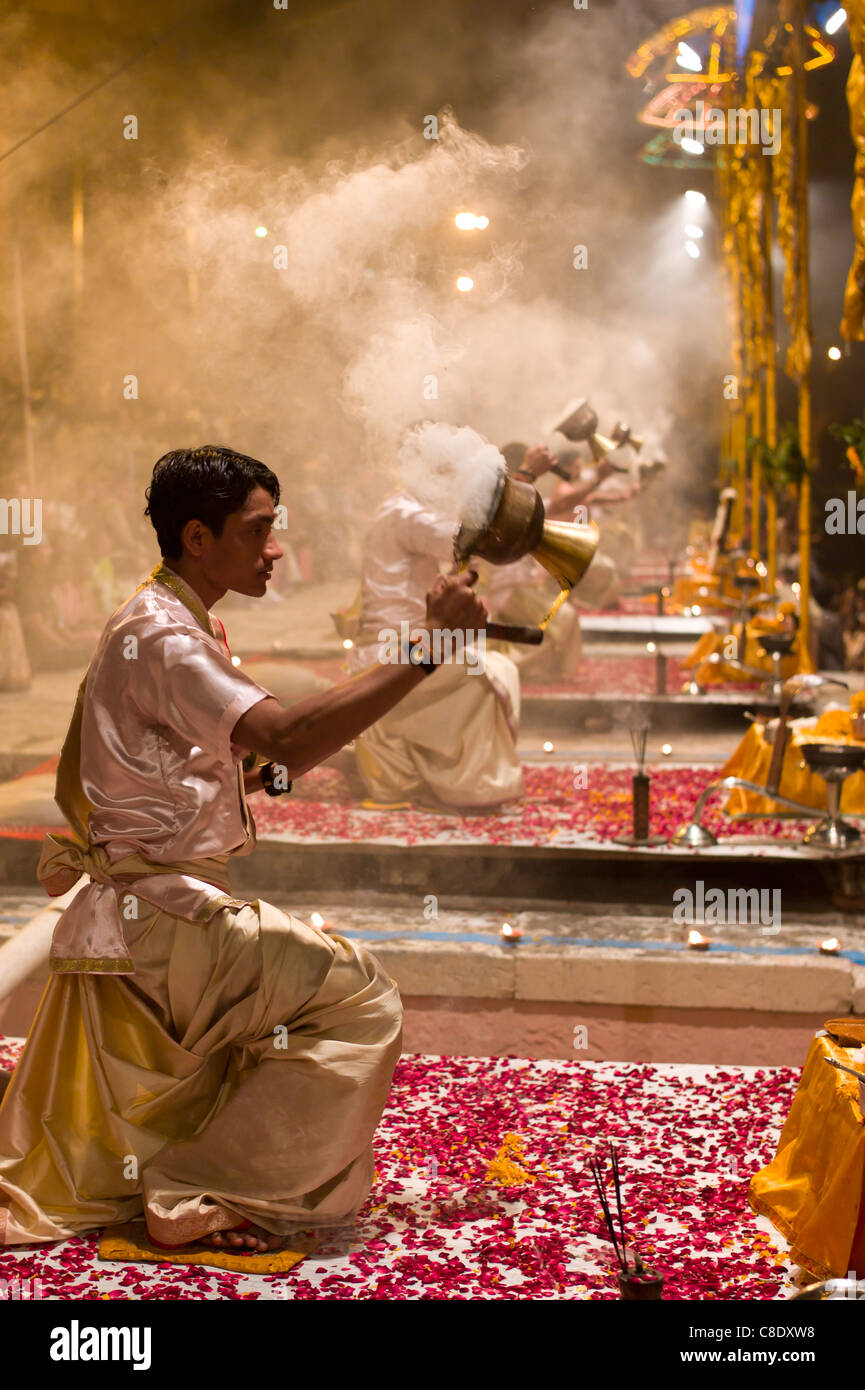 Hindu Priester bei der Feier des Lichts beim Shivrati Festival in der Heiligen Stadt Varanasi, Benares, Indien Stockfoto