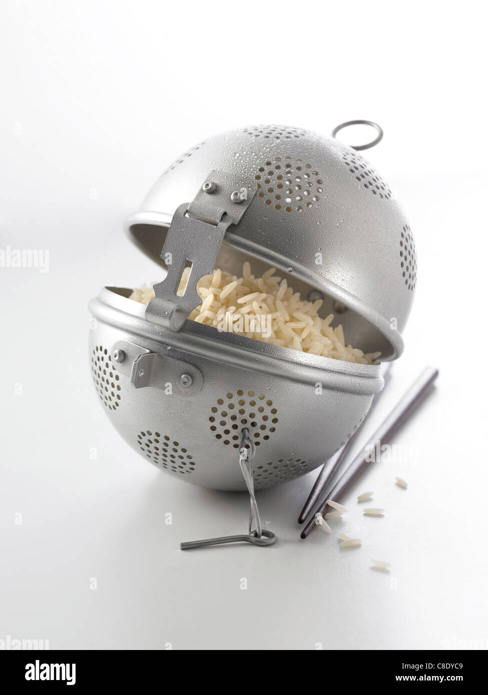 Runde Metallkugel zum Reis kochen Stockfoto