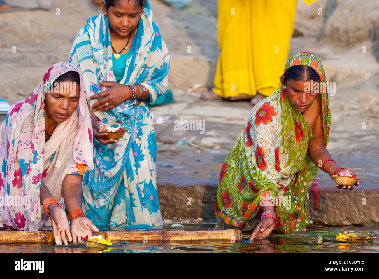 Hindu-Pilger Baden und halten Gebet Kerzen in der Ganges-Fluss am Dashashwamedh Ghat in der Heiligen Stadt Varanasi, Indien Stockfoto