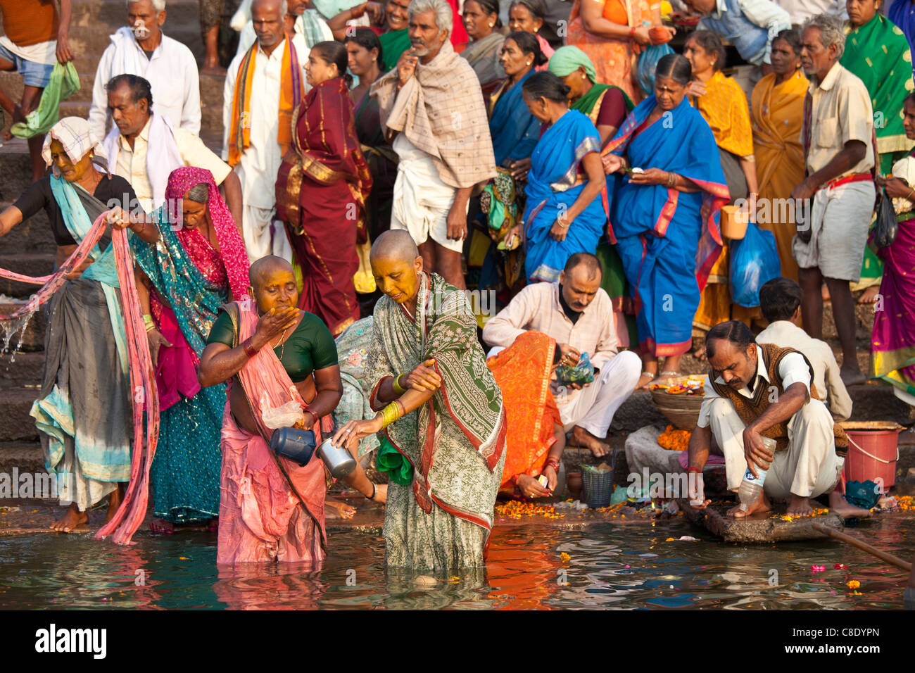 Indisch-hinduistischen Pilger Baden und Zähneputzen in der Ganges-Fluss am Dashashwamedh Ghat in der Heiligen Stadt Varanasi, Indien Stockfoto