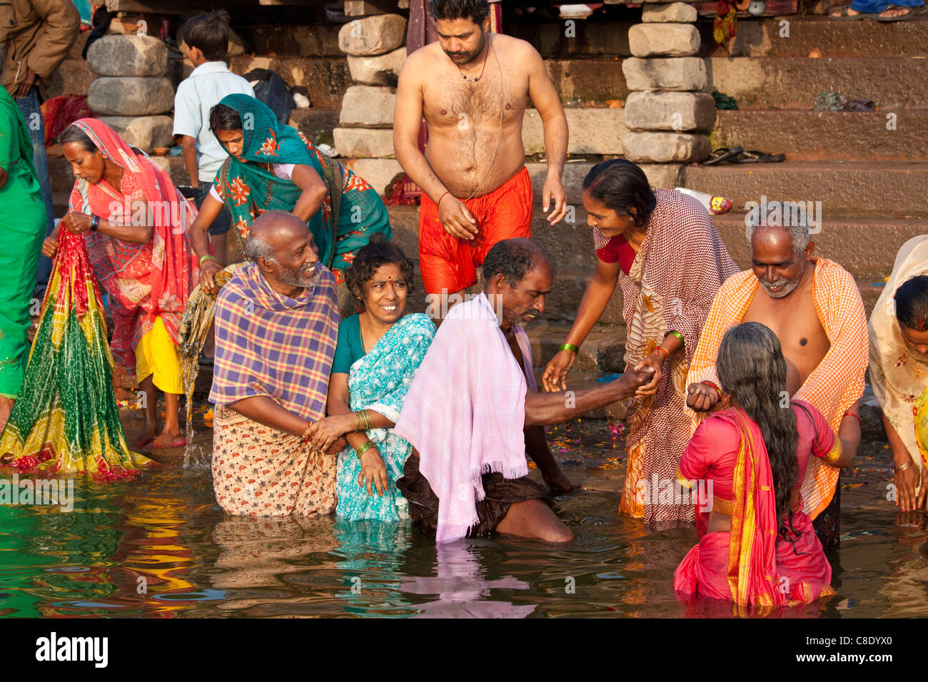 Indisch-hinduistischen Pilger Baden in der Ganges-Fluss am Dashashwamedh Ghat in der Heiligen Stadt Varanasi, Benares, Indien Stockfoto