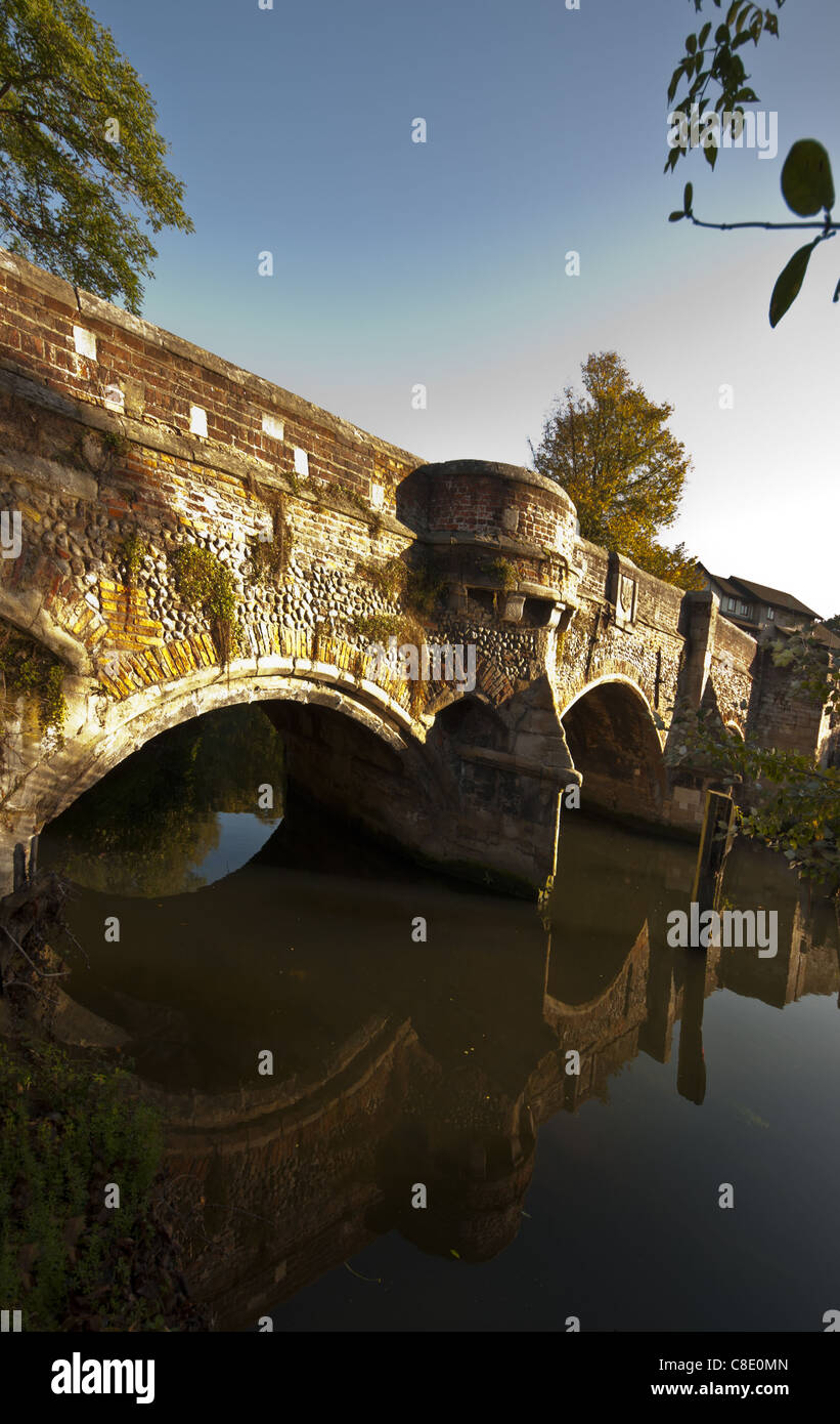Bischof-Brücke ist eine mittelalterliche Brücken, die den Fluss Wensum in Norwich span Stockfoto