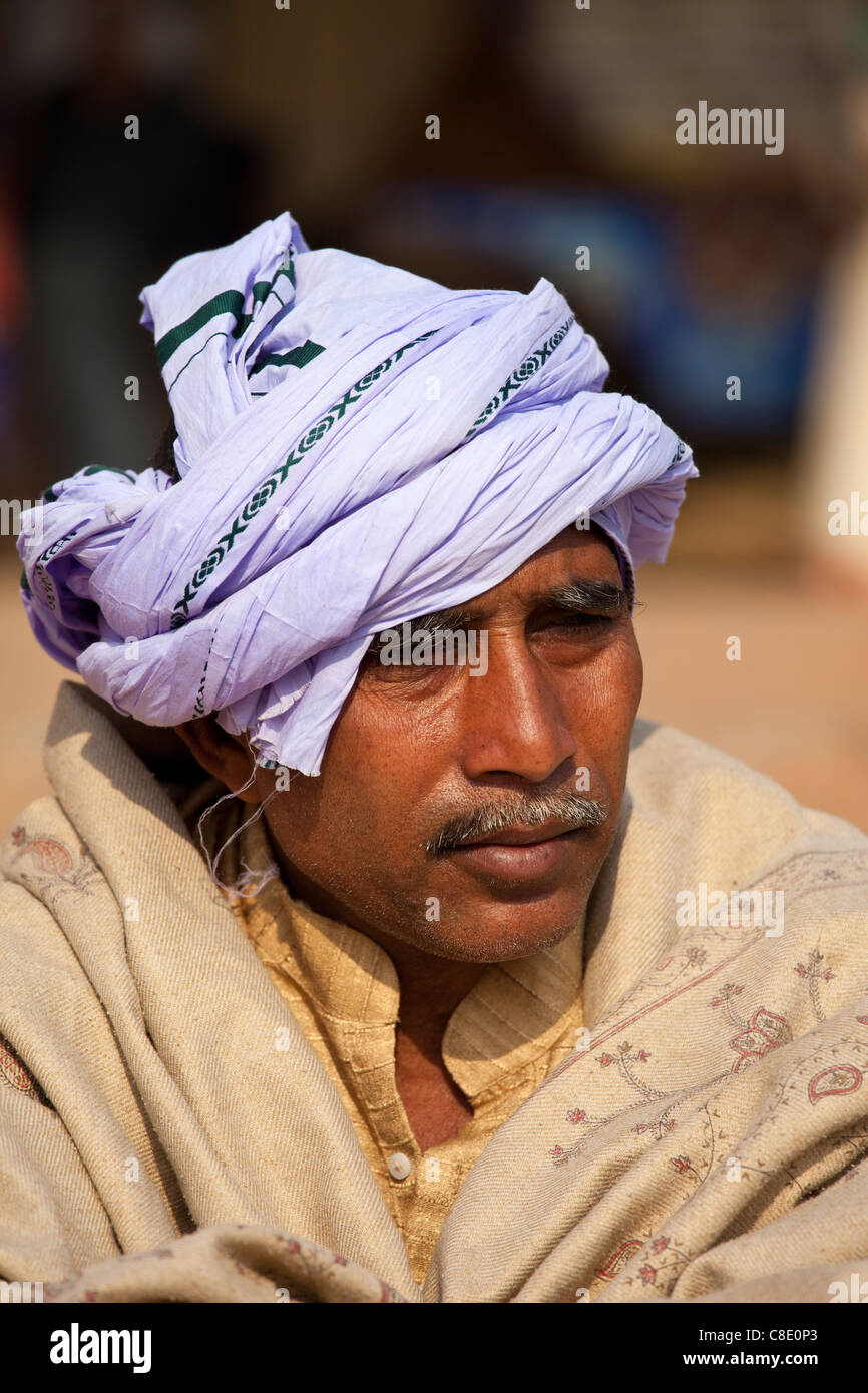 Hinduistische Pilger mit Turban am Dashashwamedh Ghat in der Heiligen Stadt Varanasi, Benares, Indien Stockfoto