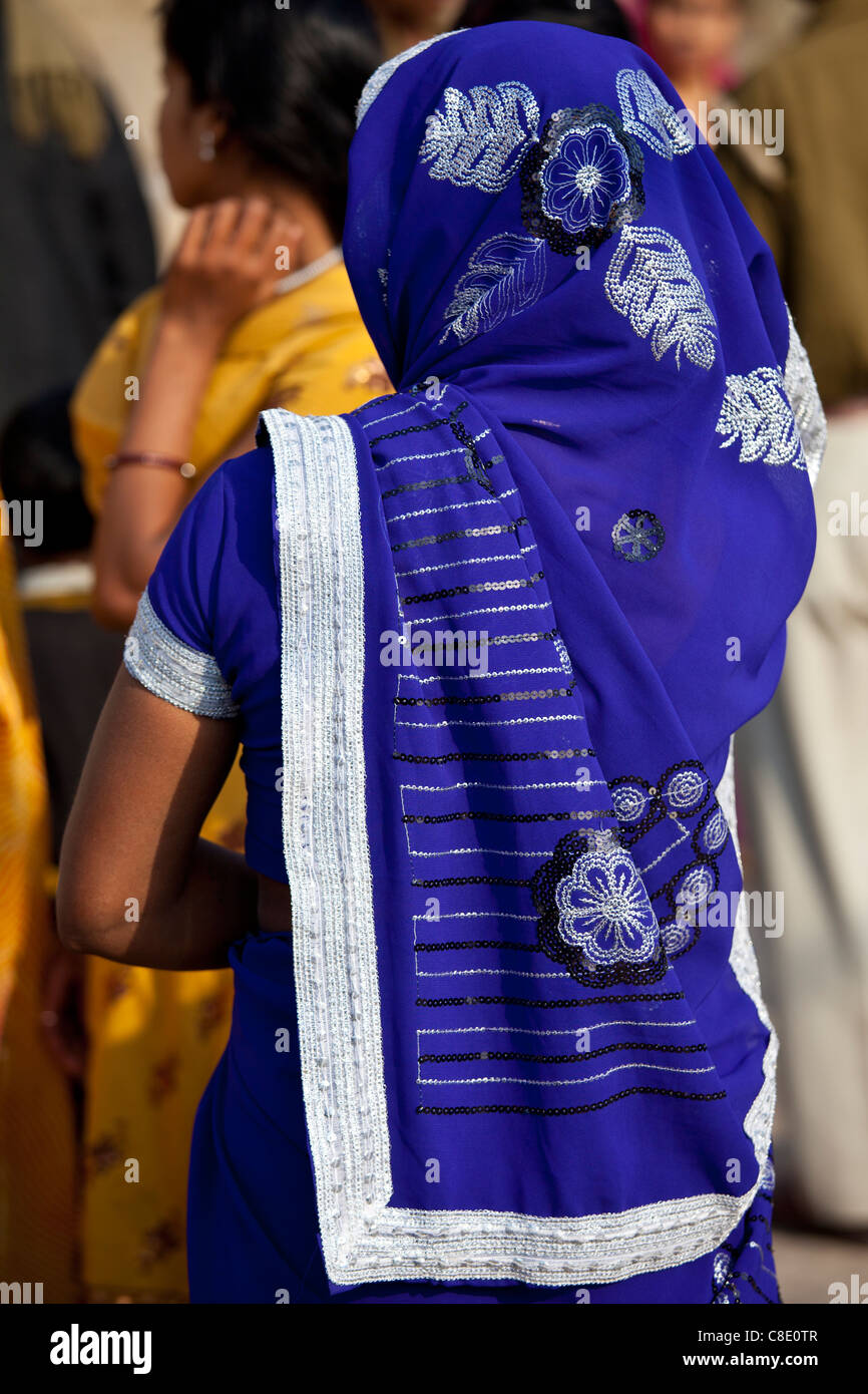 Hinduistische Pilger mit blauen Sari am Dashashwamedh Ghat in der Heiligen Stadt Varanasi, Benares, Indien Stockfoto