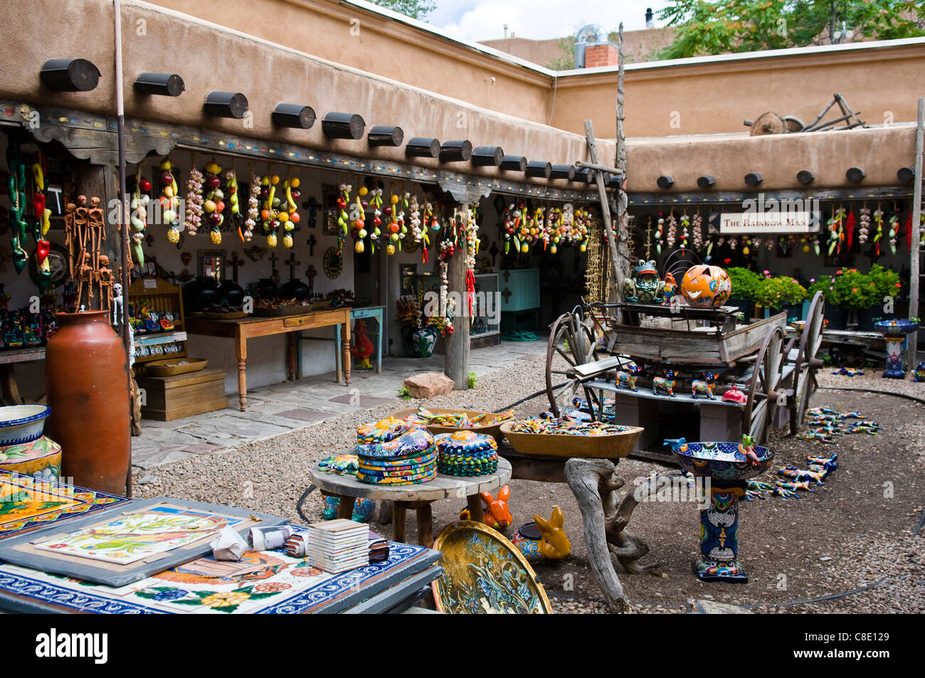 Outdoor-Markt in Santa Fe New Mexico verkaufen bunte Fliesen, Platten, Kunstwerke und Keramik Stockfoto