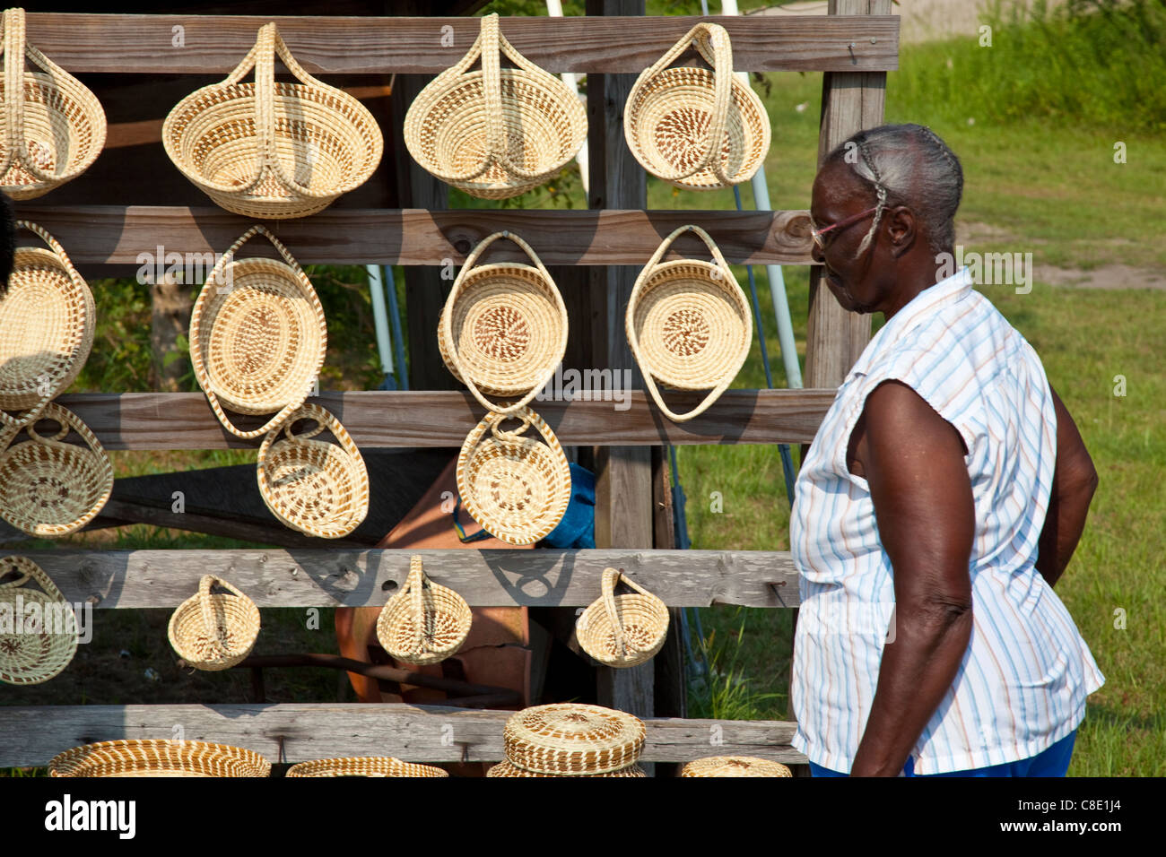 Afroamerikanische Frau, Herstellung und Verkauf von Coiled Gullah Sweetgrass Korbflechten, South Carolina Stockfoto