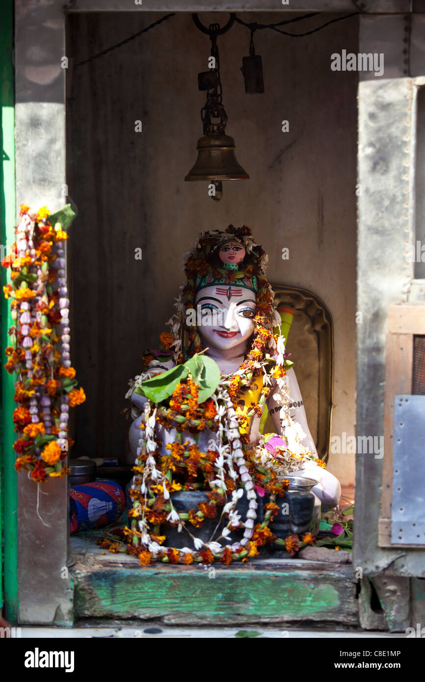 Religiöse Symbol auf dem Display während Festival der Shivaratri im Tempel-Fenster in der Stadt von Varanasi, Benares, Nordindien Stockfoto