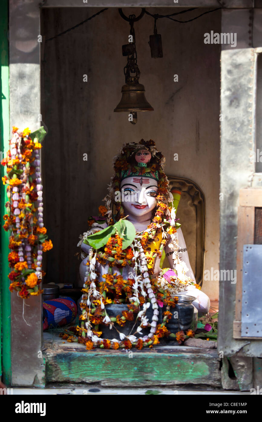 Religiöse Symbol auf dem Display während Festival der Shivaratri im Tempel-Fenster in der Stadt von Varanasi, Benares, Nordindien Stockfoto Religiöse Symbol auf dem Display während Festival der Shivaratri im Tempel-Fenster in der Stadt von Varanasi, Benares, Nordindien Stockfoto