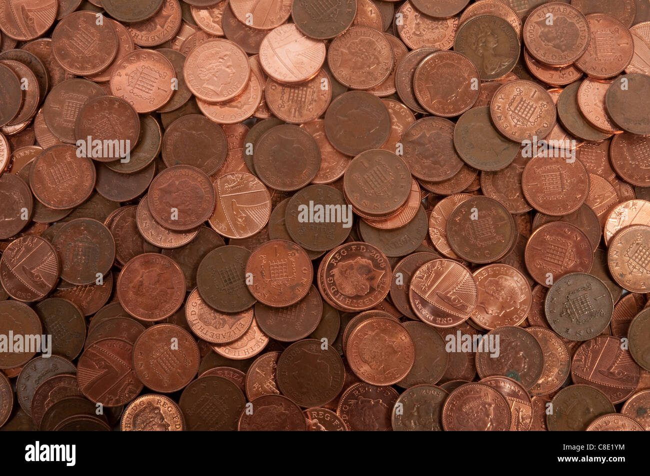 Haufen von 1-p und 2p-Münzen. Stockfoto