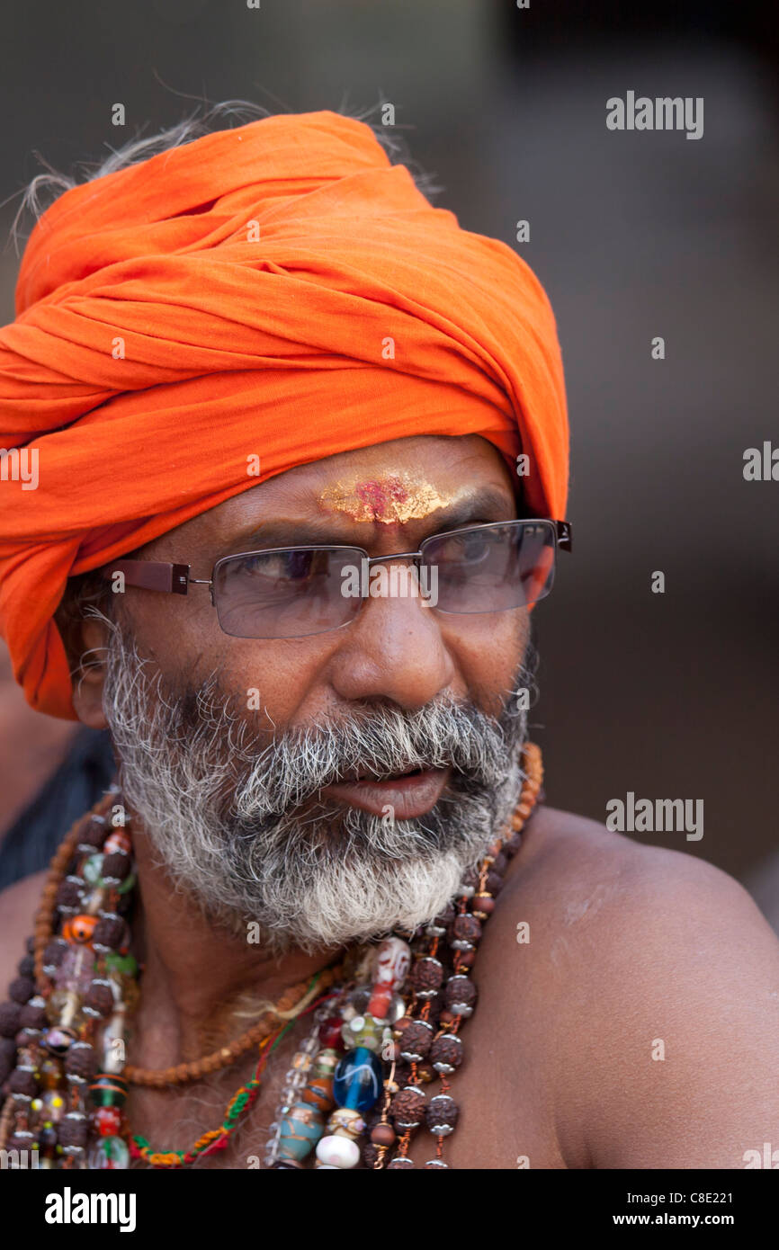 Hindu Sadhu Pilger mit Perlen und Turban in der Heiligen Stadt Varanasi, Benares, Indien Stockfoto