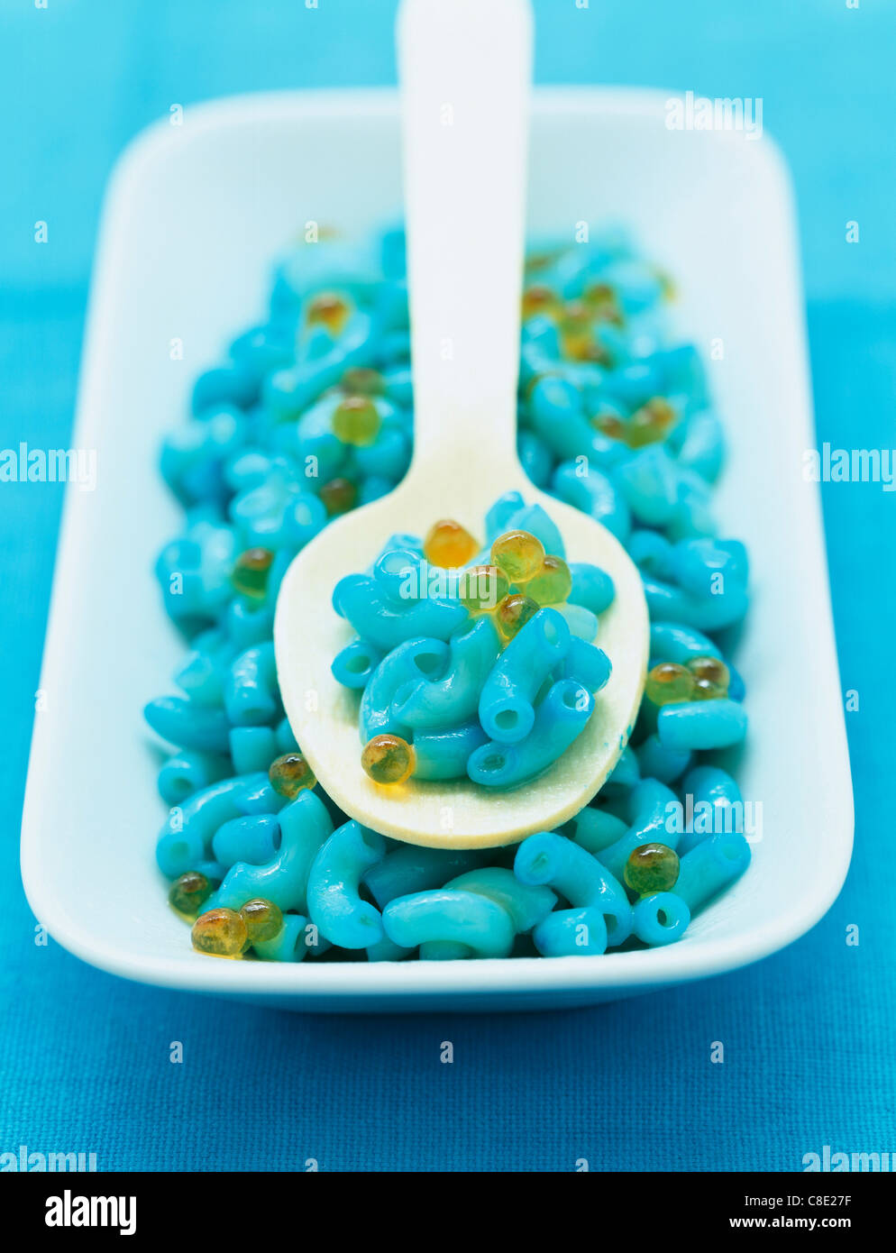Blau gefärbten Nudeln Muscheln Stockfoto
