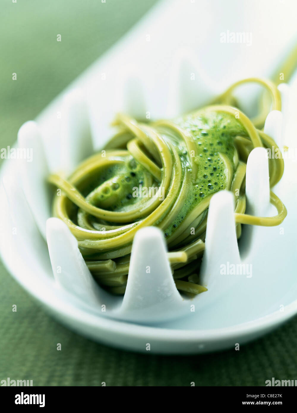 Green Matcha Tee-aromatisierte Nudeln mit Minze-Dressing Stockfoto