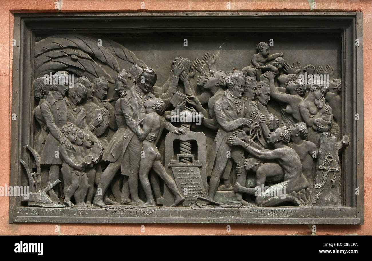 Bronzerelief für den Buchdruck in Afrika auf dem Denkmal für Johannes Gutenberg (1840) in Straßburg, Elsass, Frankreich. Stockfoto