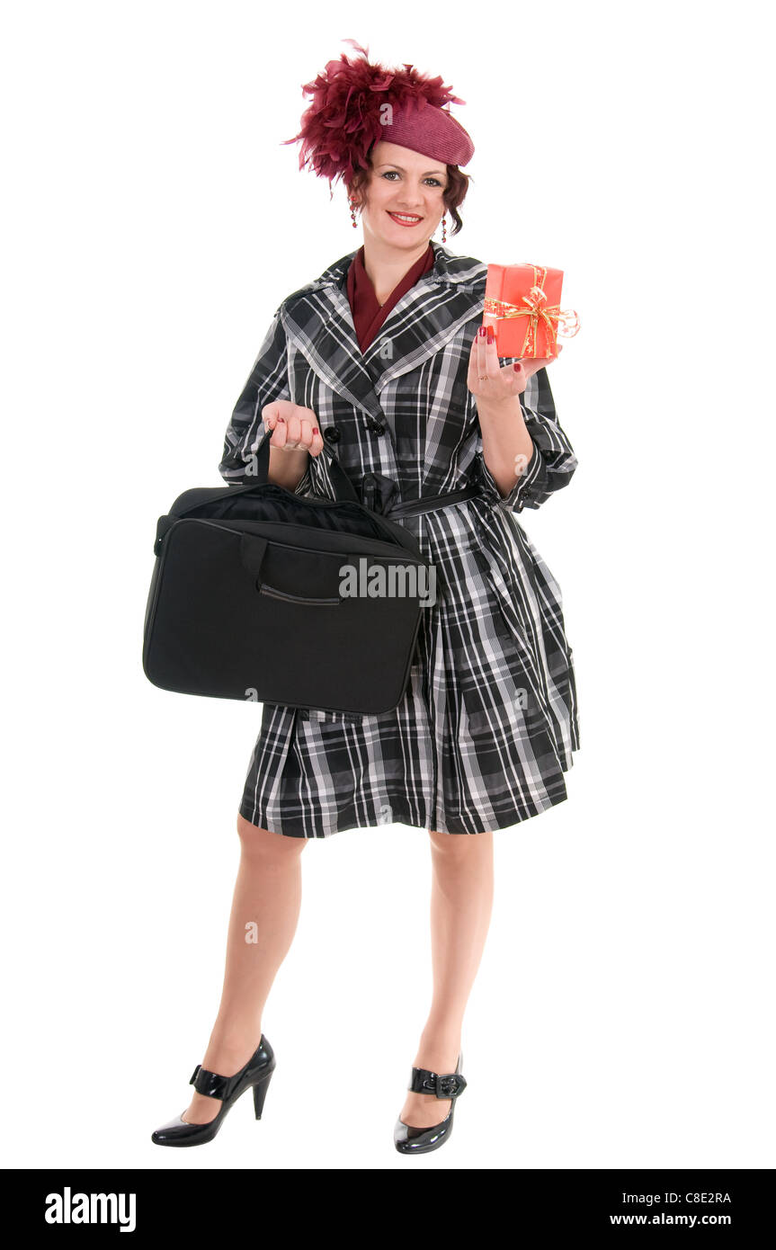 Frau mit Tasche und Geschenk in einem Damen-Hut isoliert auf weißem Hintergrund Stockfoto