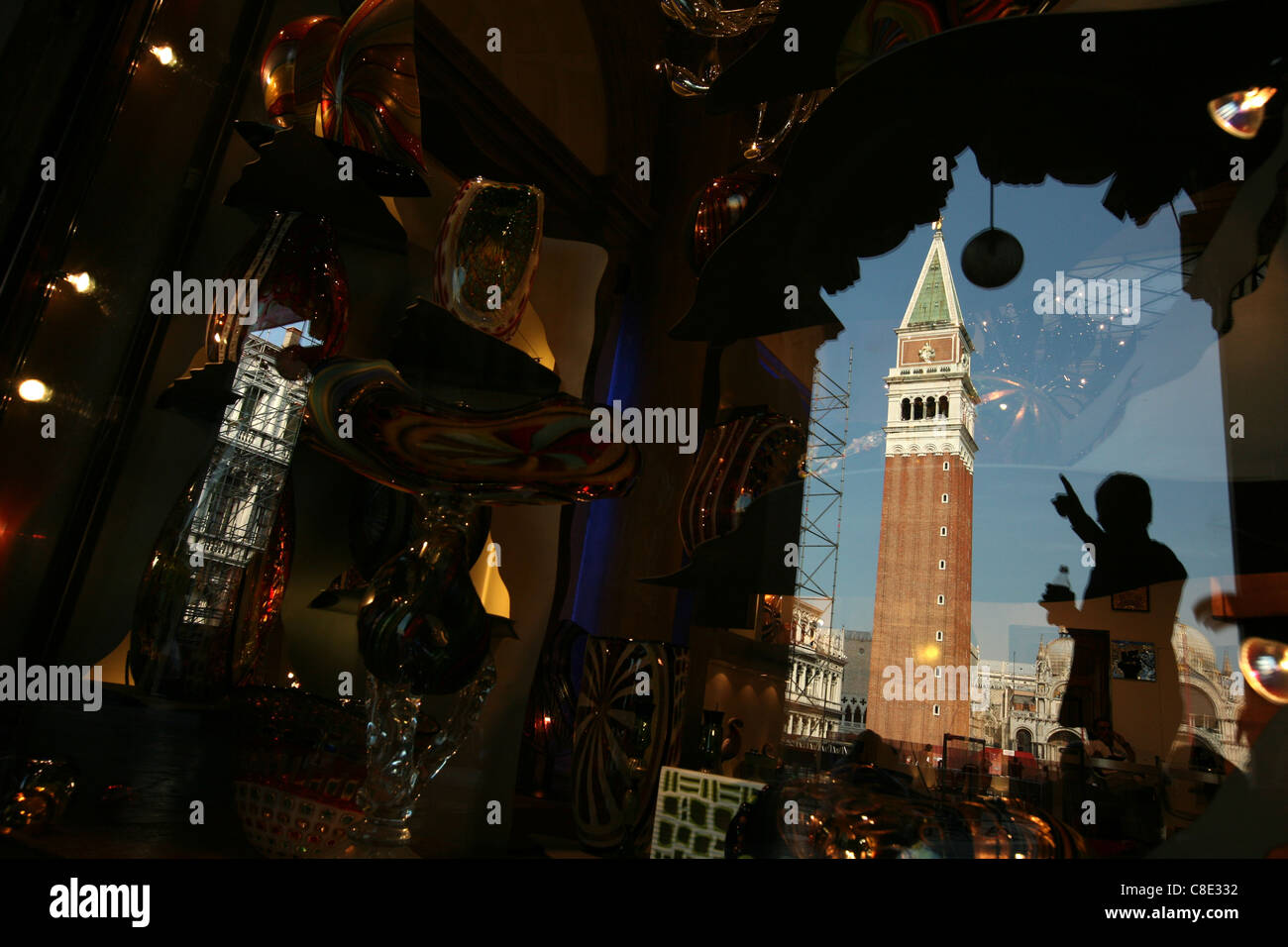 Reflexion des Campanile in einem Schaufenster mit venezianischem Glas am Piazza San Marco in Venedig, Italien. Stockfoto
