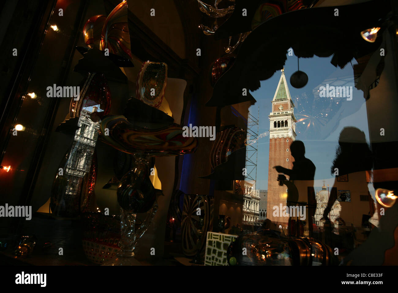 Reflexion des Campanile in einem Schaufenster mit venezianischem Glas am Piazza San Marco in Venedig, Italien. Stockfoto