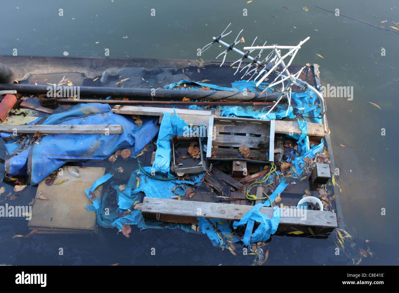 Das Dach von einem vor kurzem versenkt Lastkahn mit Fernsehen Ariel, The River Lea (Lee), Lea Valley, Hertfordshire Stockfoto