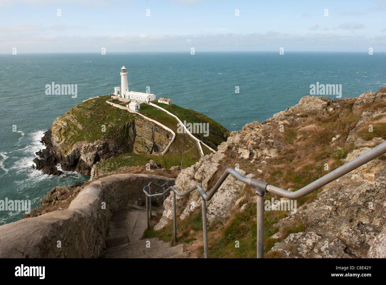 Steile Treppen, die Klippen nach South Stack Lighthouse, Anglesey, Wales. Stockfoto