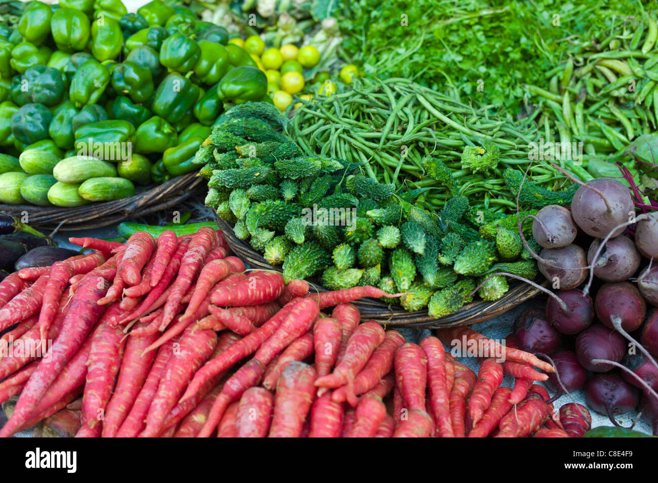 Frisches Gemüse, Karotten, Paprika, rote Beete, Bohnen, Gurken, Erbsen auf Verkauf am Marktstand in Varanasi, Benares, Indien Stockfoto