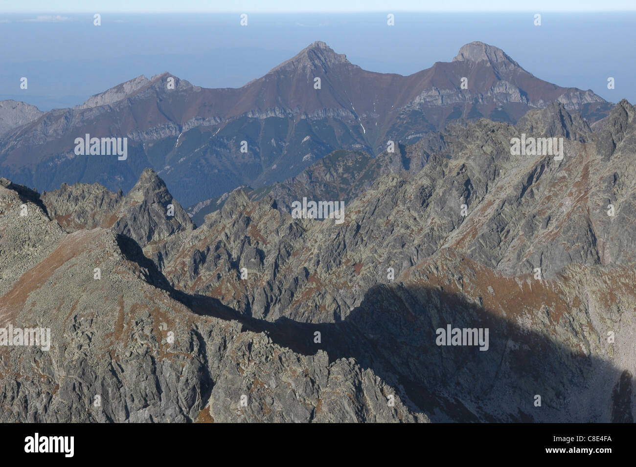 Blick vom Gipfel des Likavka Vysoka Peak (2.428 m) in der hohen Tatra, Slowakei. Stockfoto