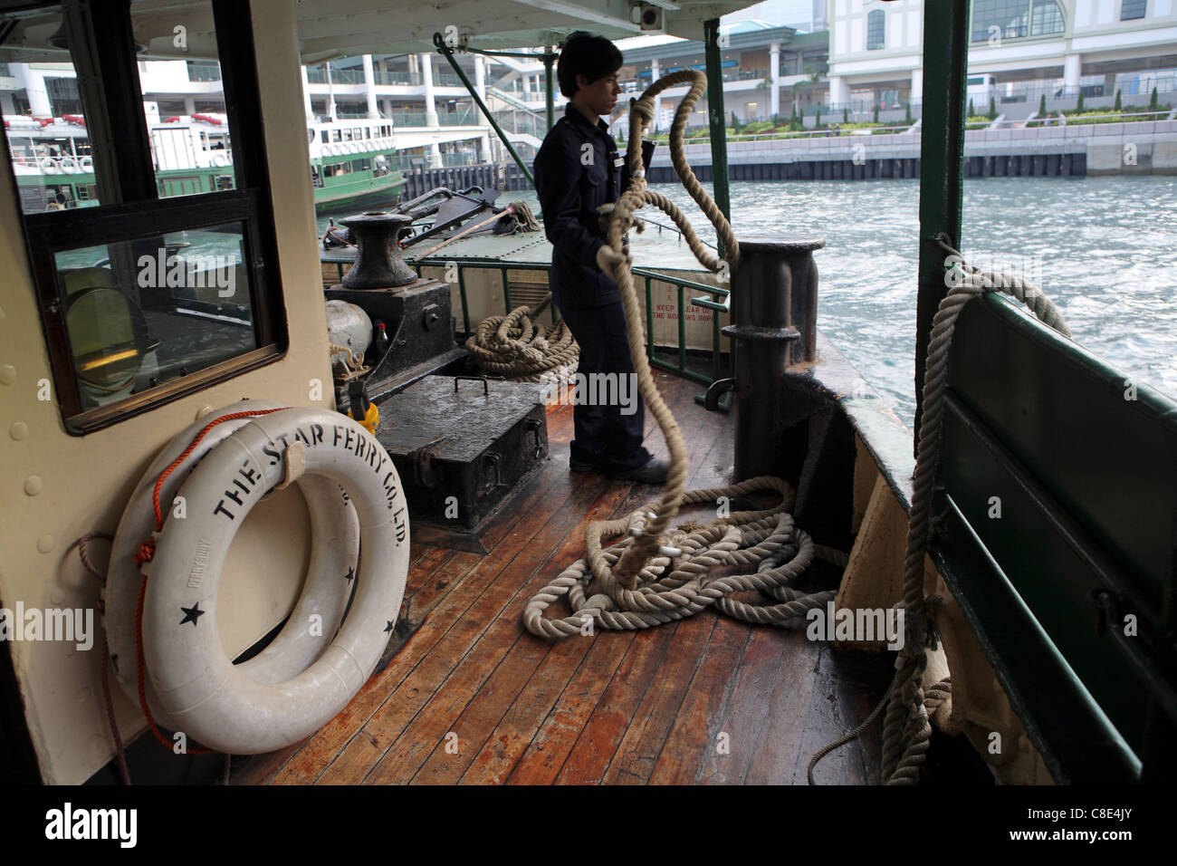 Die Star Ferry Company, Docking-Wan Chai Terminal, Victoria Harbour, Hongkong, China, Asien Stockfoto