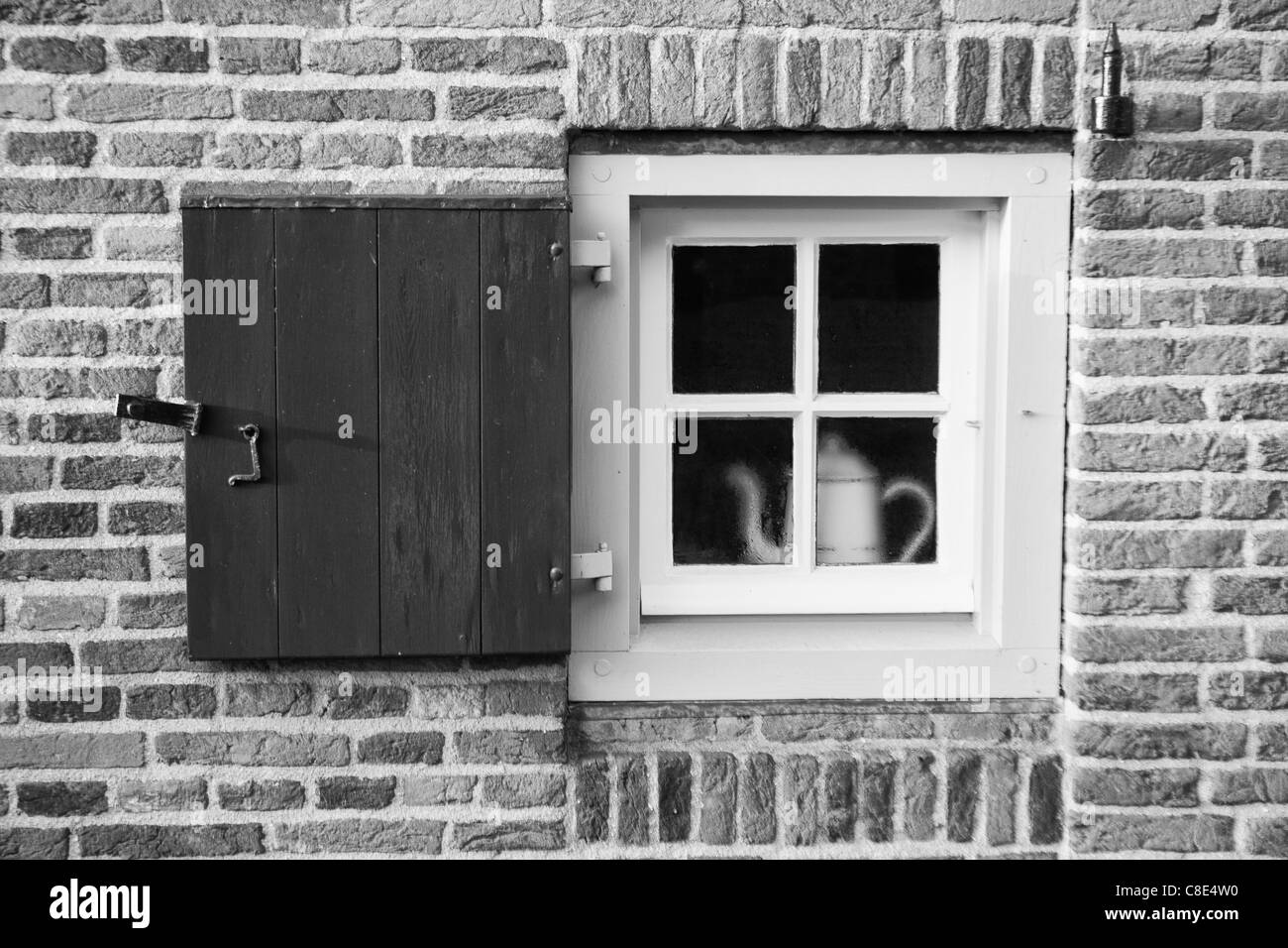 t-Stück Topf im niederländischen Fenster. Stockfoto