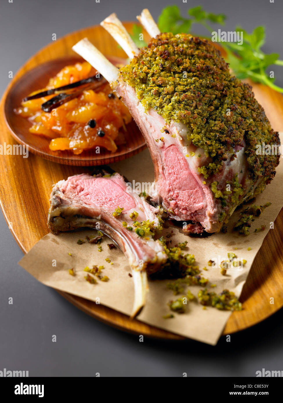 Lende vom Lamm in würziger Kruste, Aprikosen- und Safran-chutney Stockfoto