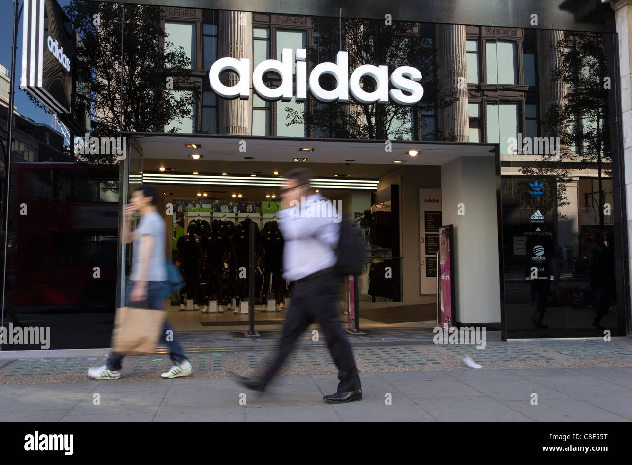 Der Adidas Store auf der Oxford Street, der am meisten frequentierte Einkaufsstraße in London. Stockfoto