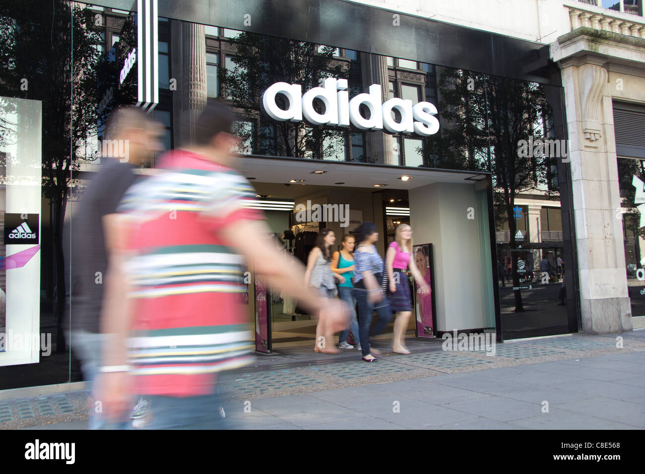 Der Adidas Store auf der Oxford Street, der am meisten frequentierte Einkaufsstraße in London. Stockfoto