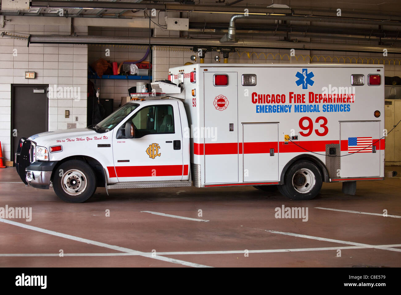 Einsatzfahrzeug im Inneren einer Feuerwehr in Chicago, Illinois Stockfoto