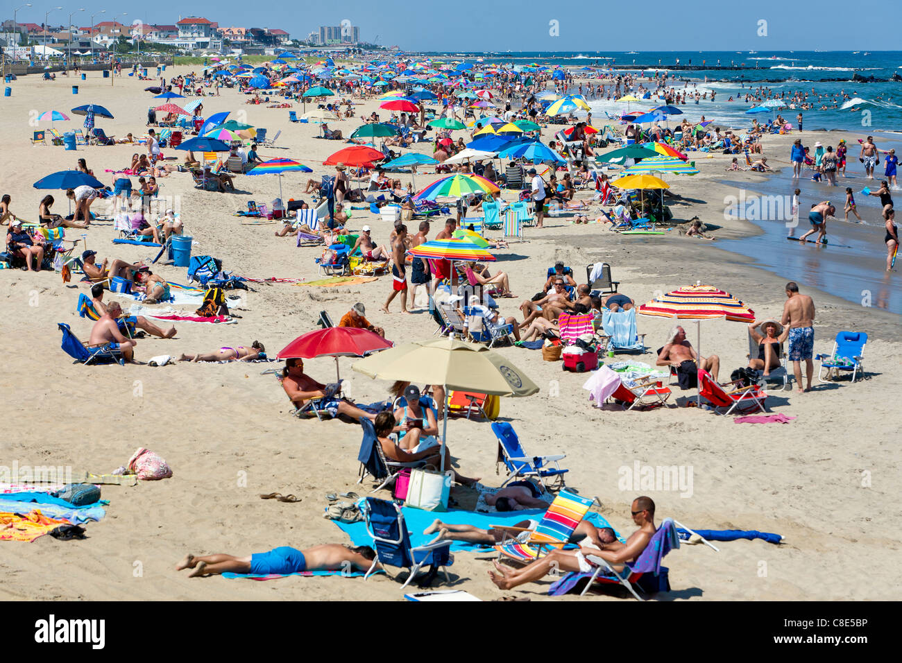 Menschen in den Urlaub und Schwimmen an einem Sommertag am Strand. Stockfoto