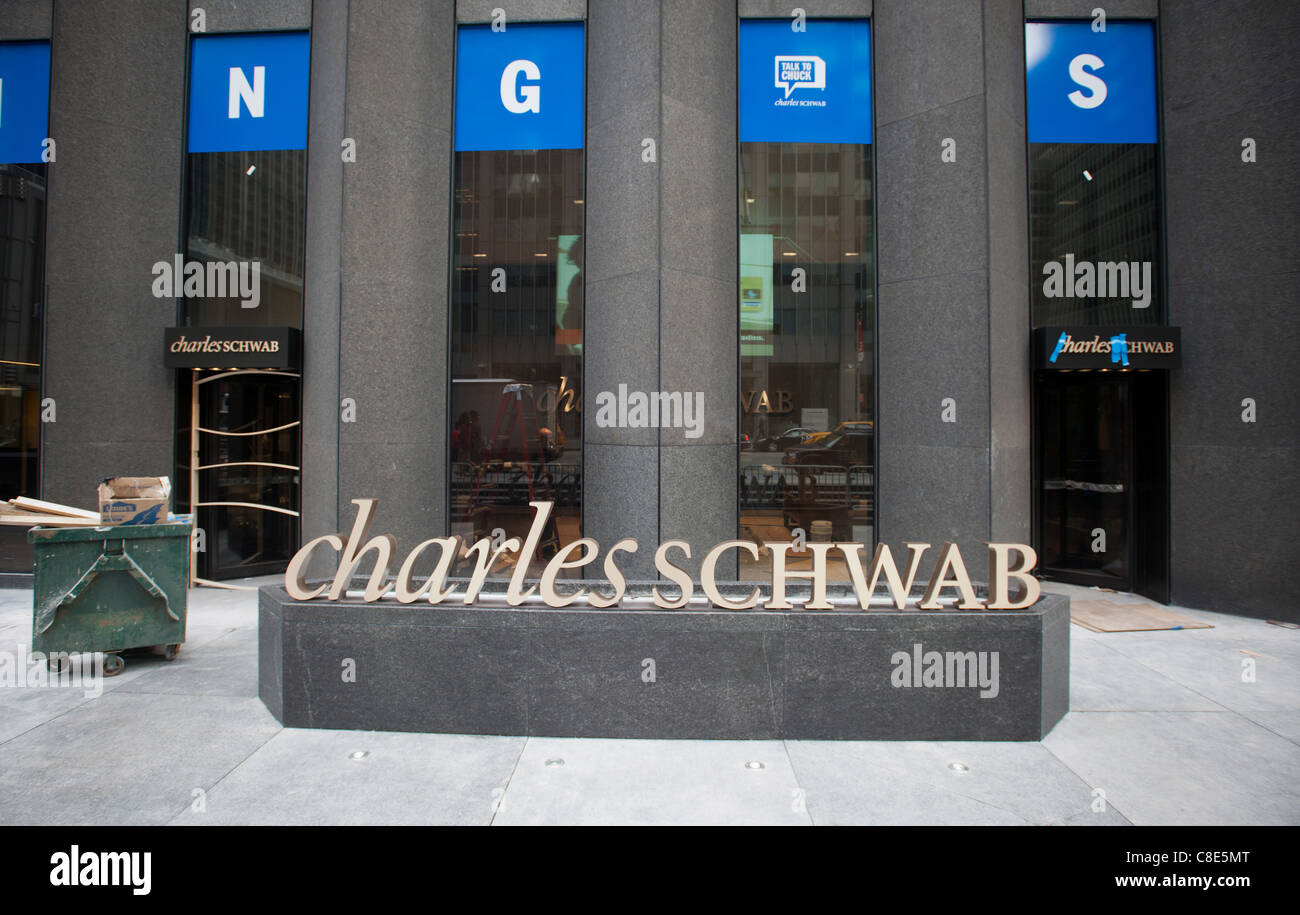 Ein neues Büro von Charles Schwab &amp; Co. im Bau ist auf der Sixth Avenue in Midtown in New York gesehen. Stockfoto