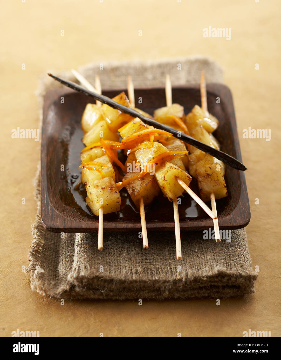 Ananas-Spiesse mit süßen Wein Sirup Stockfoto