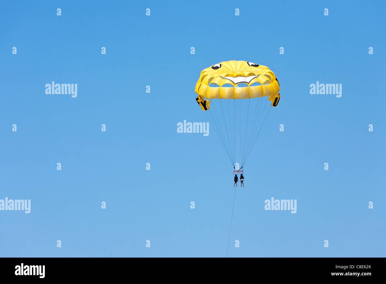 Zwei Menschen, die Parasailing. Stockfoto