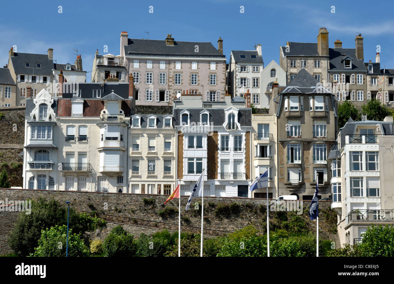 Häuser gegenüber dem Hafen von Granville, englischen Stil Fassaden (Normandie, Frankreich). Stockfoto