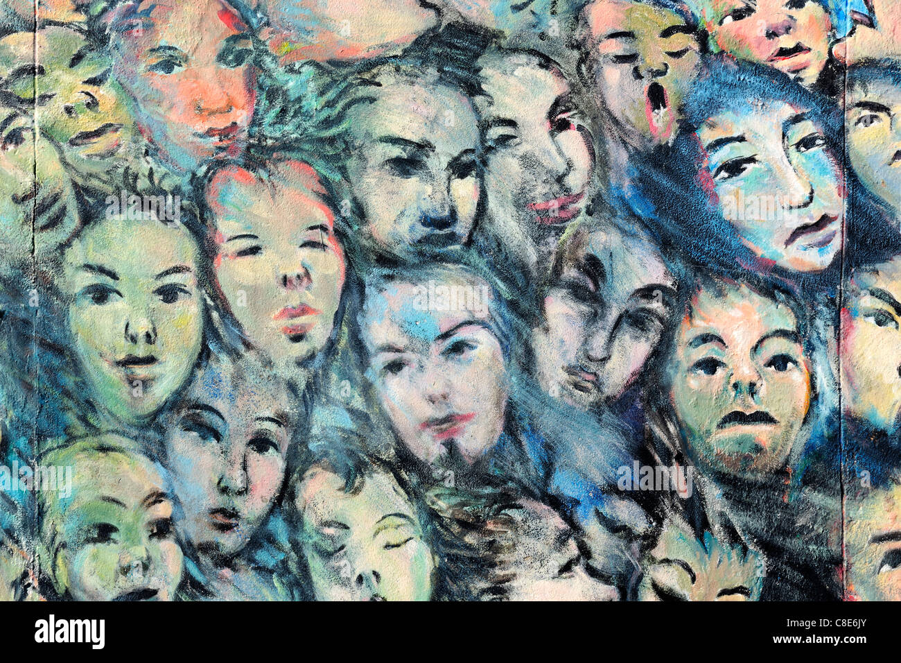 Detail der bemalten Gesichtern Graffiti auf der Berliner Mauer an der East Side Gallery in Berlin, Deutschland, Europa Stockfoto