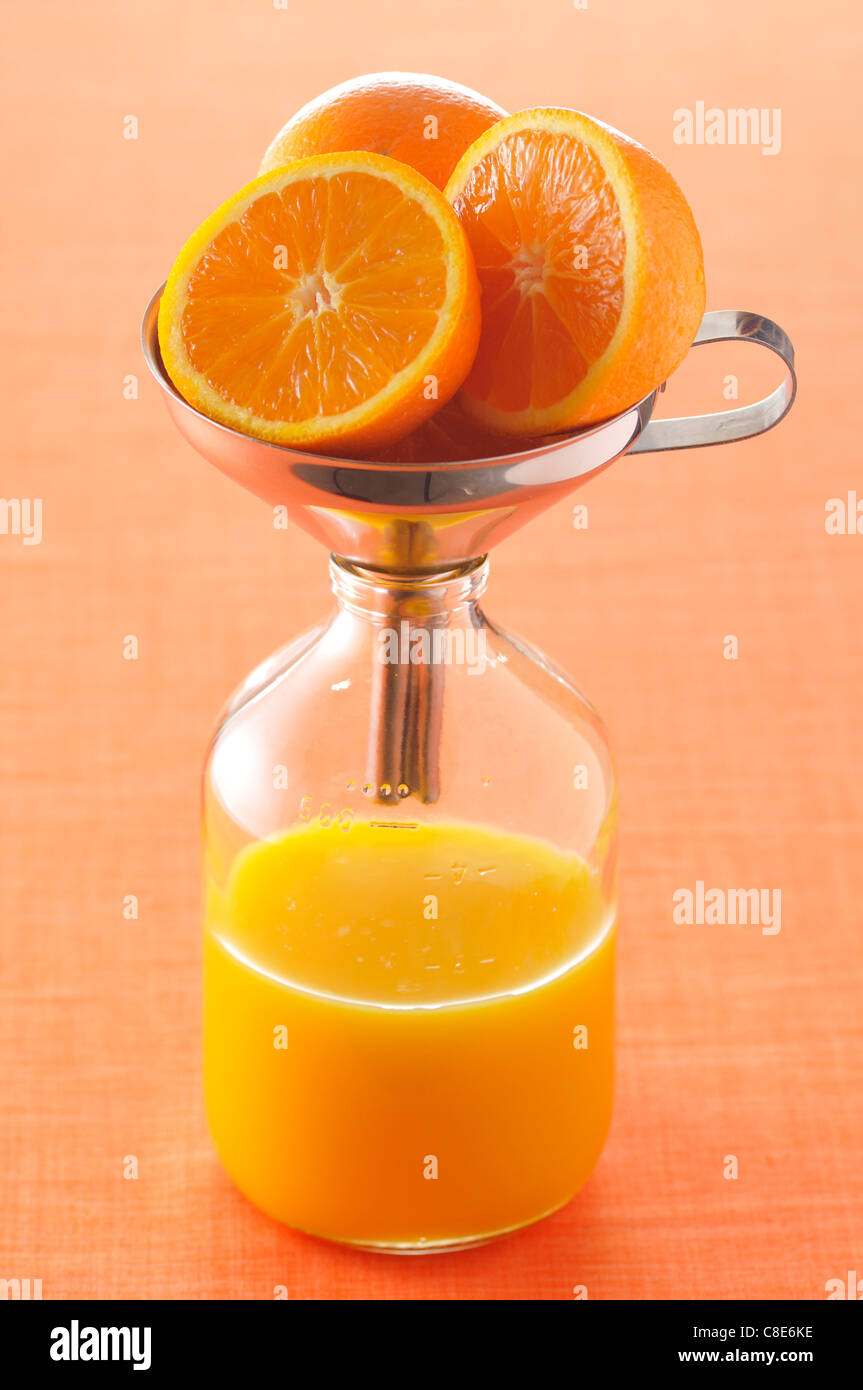 Zubereitung von frisch gepressten Orangensaft Stockfoto
